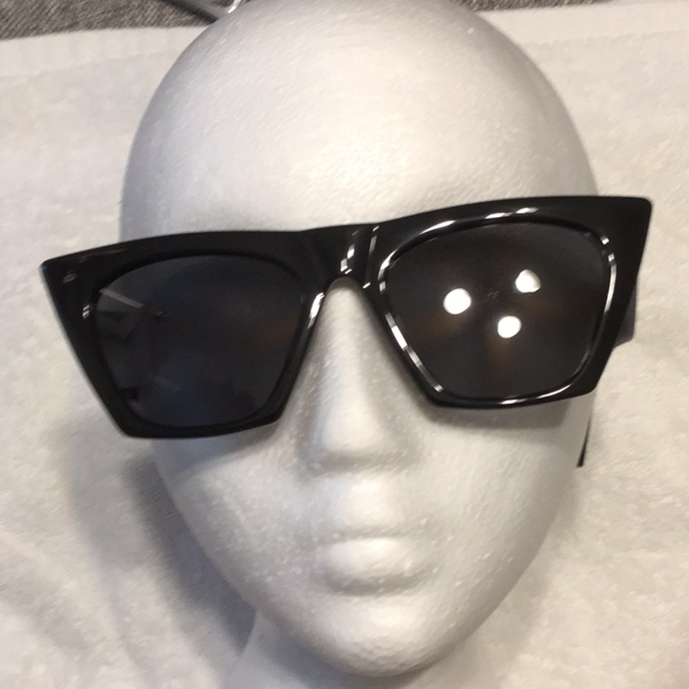Prive’ Revaux Sunglasses NWT and accessories